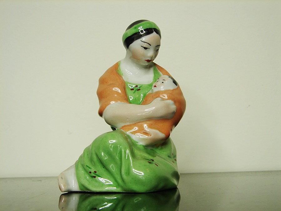 Figurka kobieta z dzieckiem Ćmiel�w