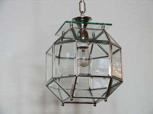 Lampa w niklowanej oprawie