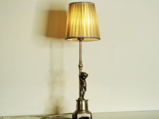 Posrebrzana lampka z putto.