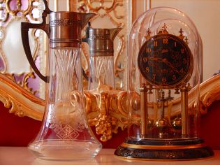 Ozdobny kryształowy dzbanek na wino