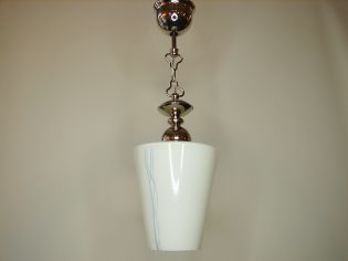 Lampa z niklowaną oprawą