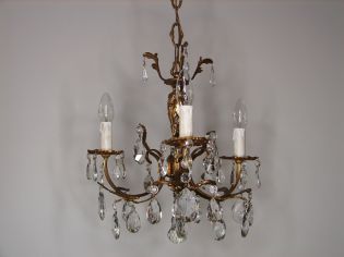 Stary kryształowy żyrandol