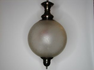 Lampa z białym matowym kloszem