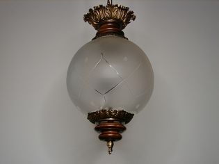 Lampa z elementami drewnianymi