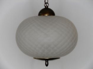 Lampa z matowym białym kloszem